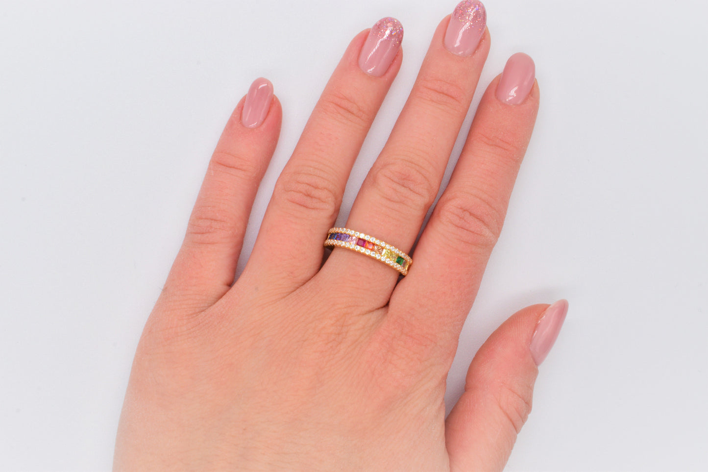 anello fascetta con zirconi indossato