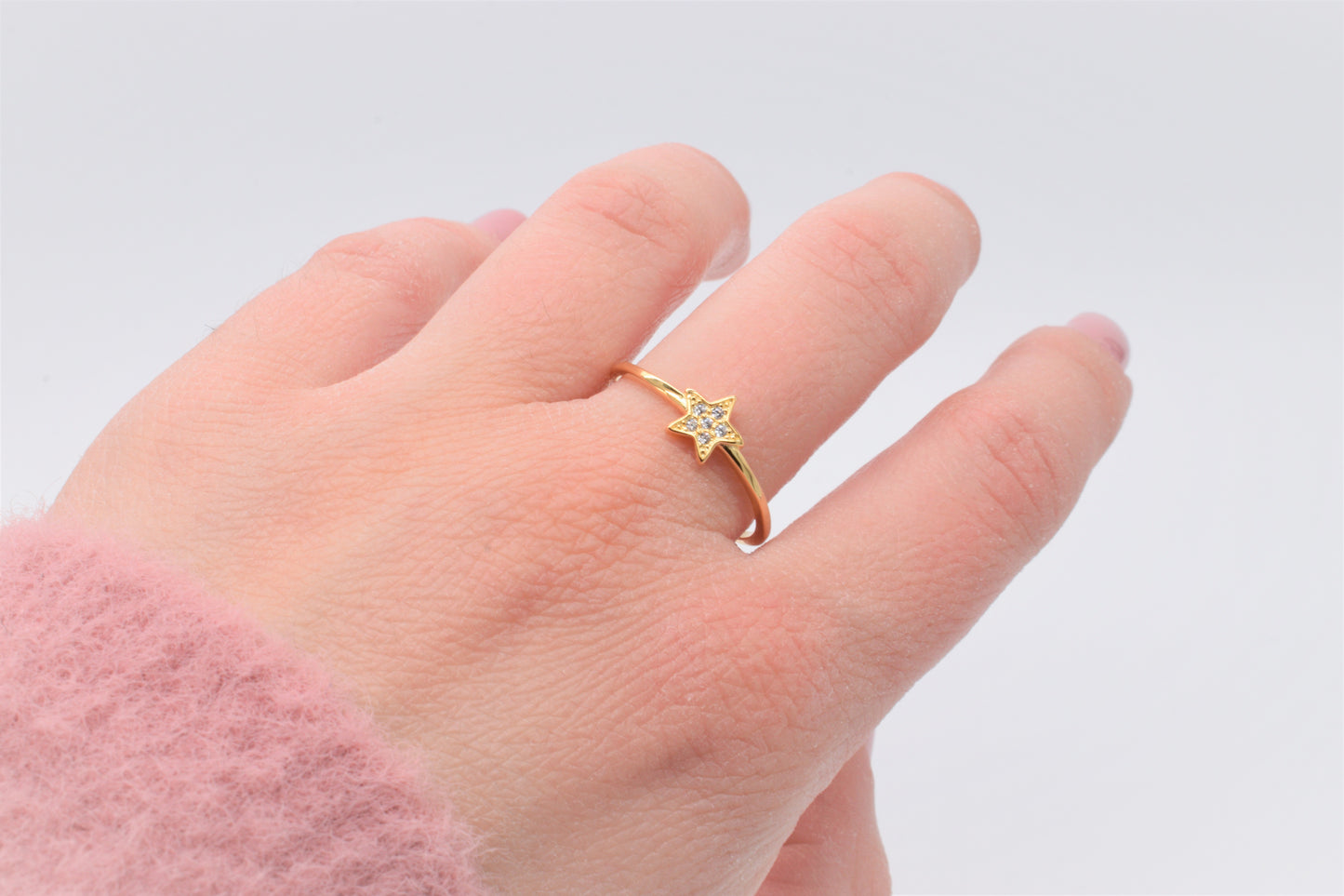 Anello stella zirconata indossato