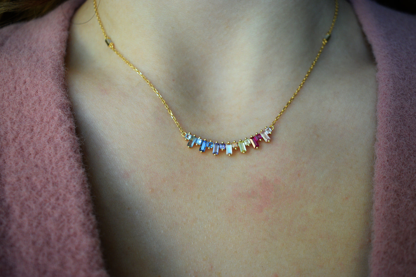 Collana barretta di zirconi indossata