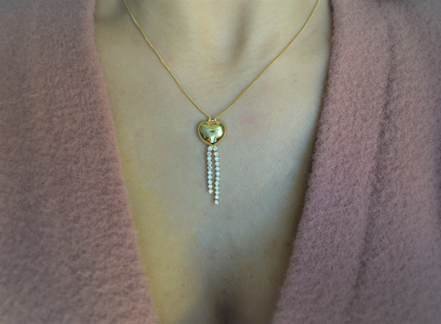 Collana cuore bombato con tennis indossata