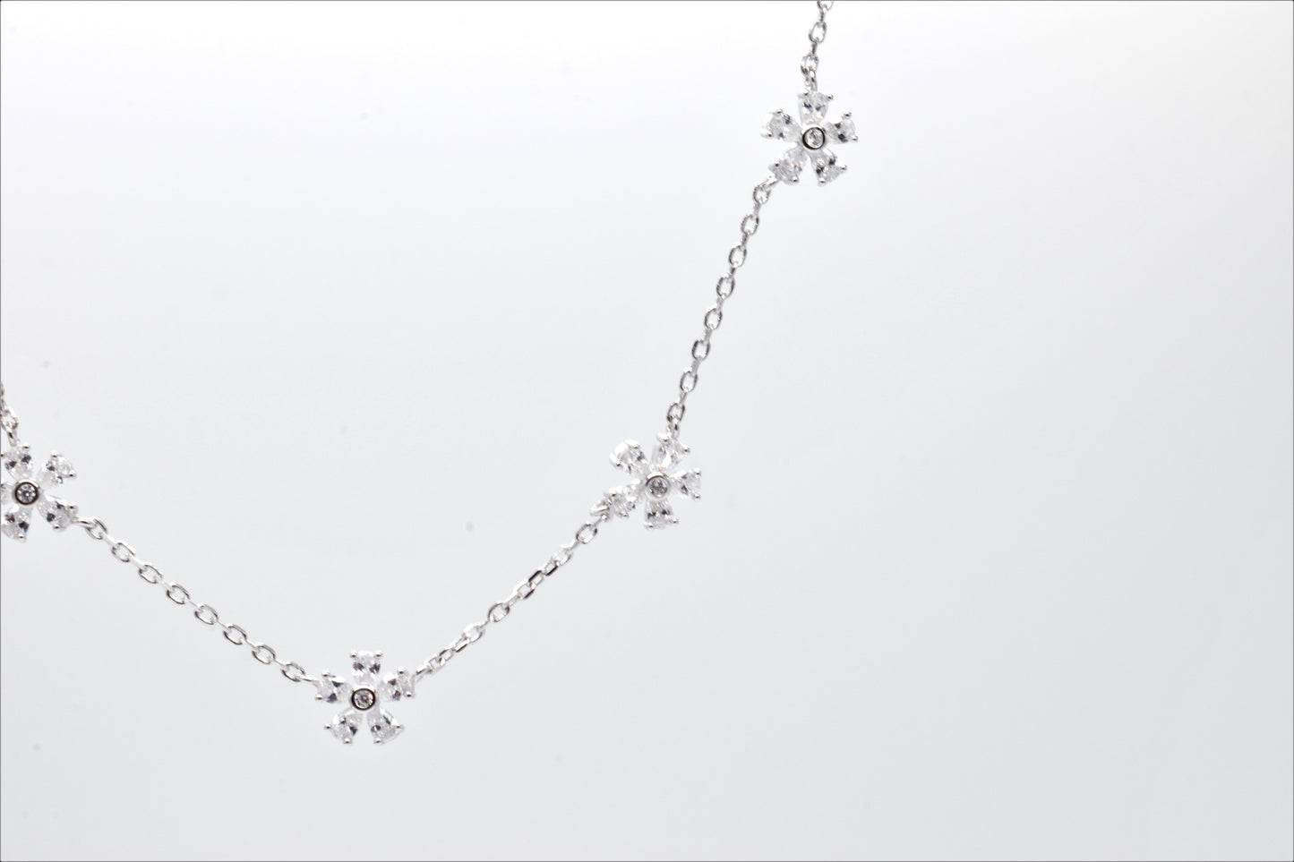 Collana fiorellini bianchi primo iano