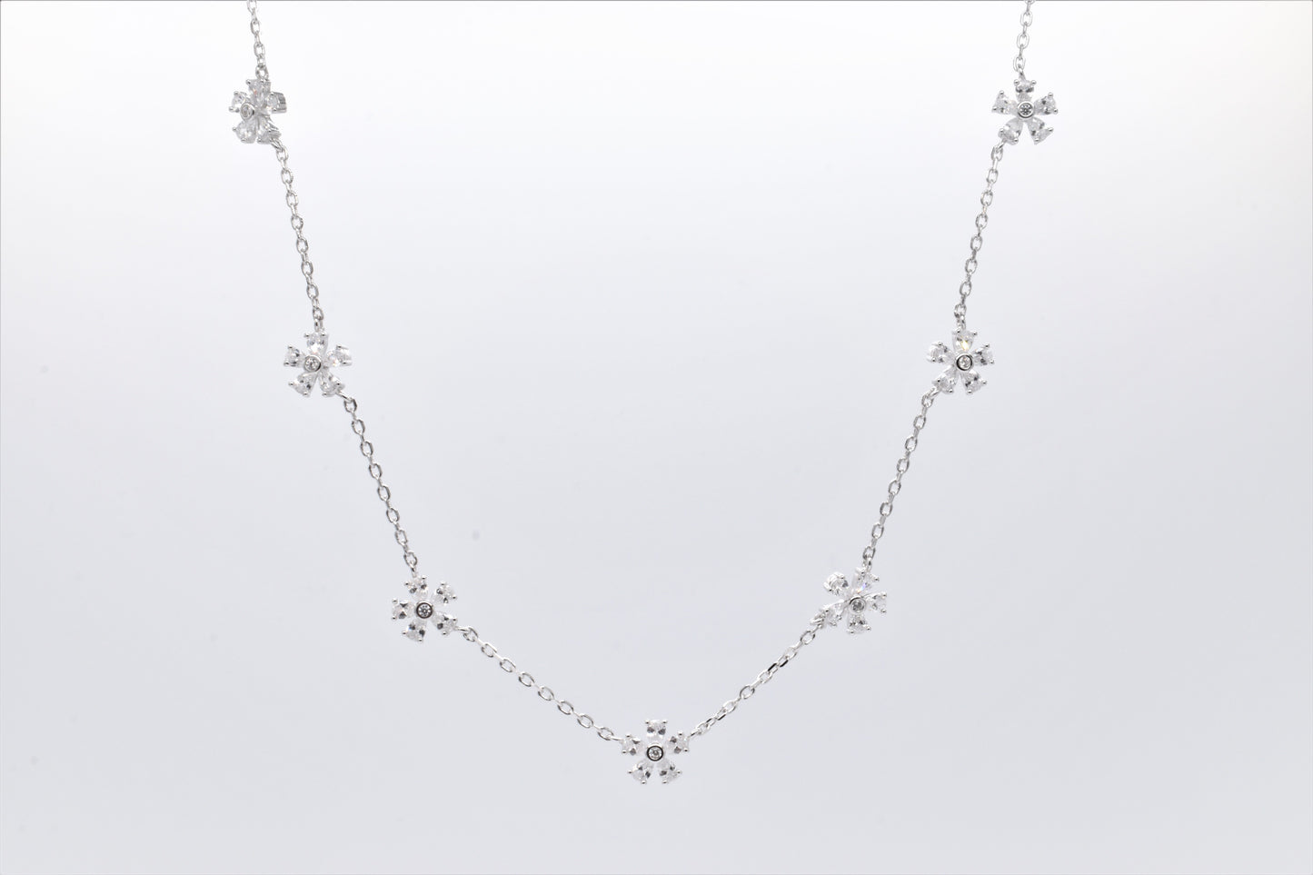 Collana fiorellini bianchi