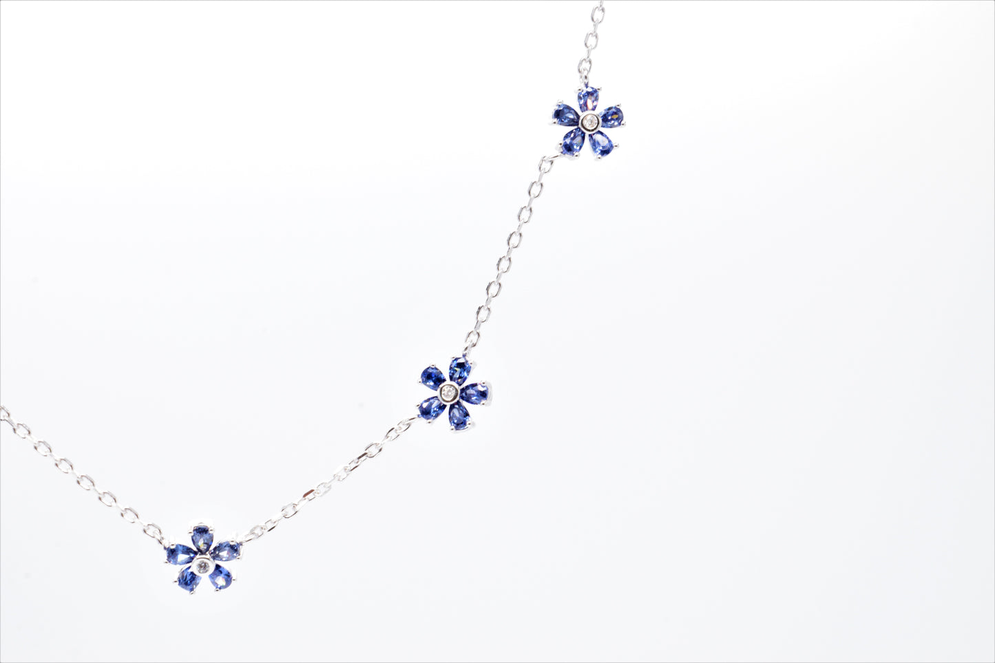 Collana fiorellini blu primo piano