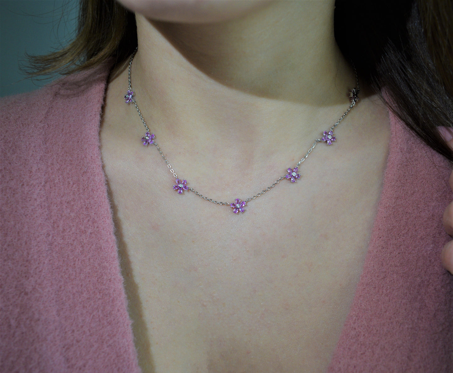 Collana fiorellini rosa indossata