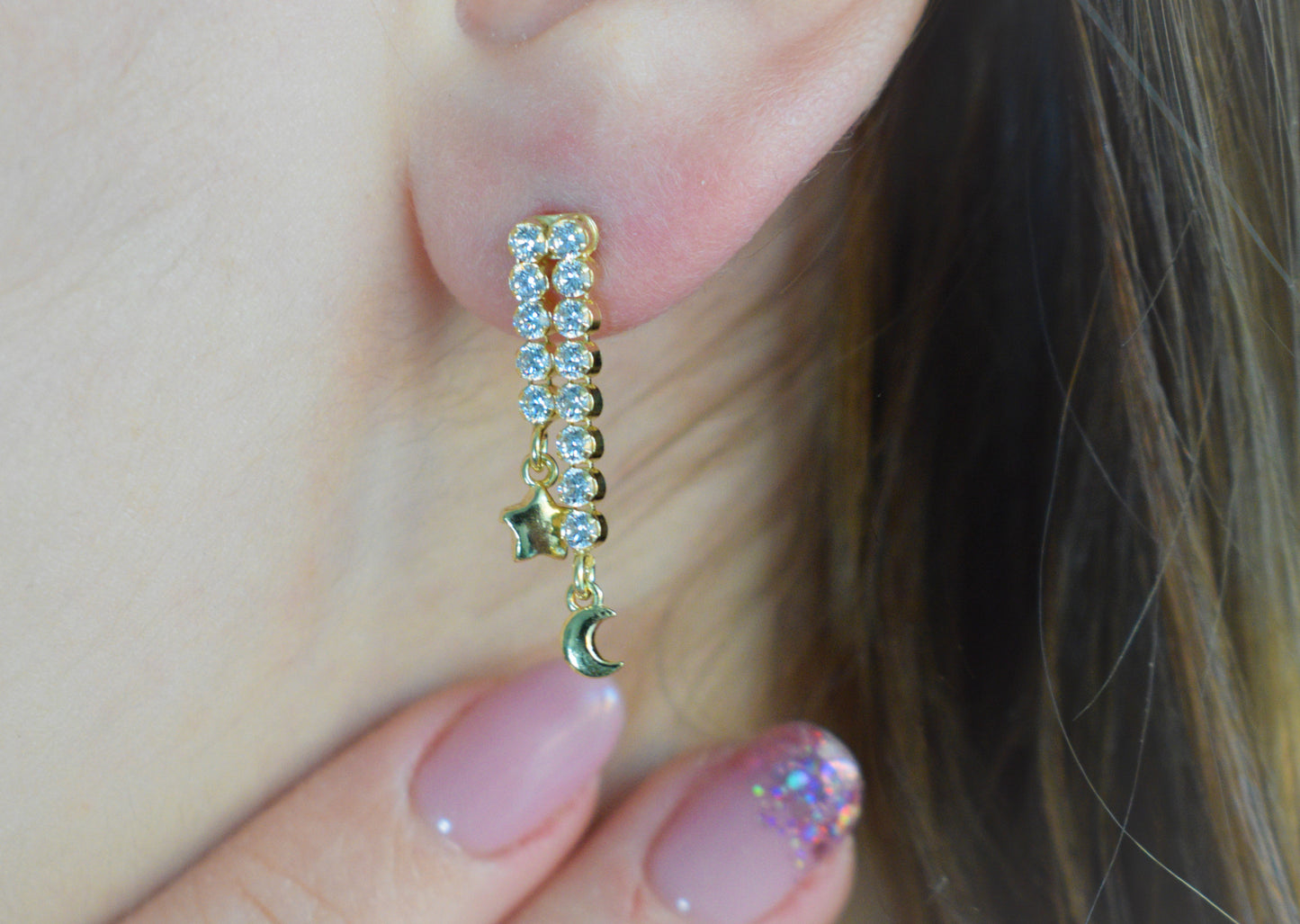 Orecchini Tennis luna e stella indossato