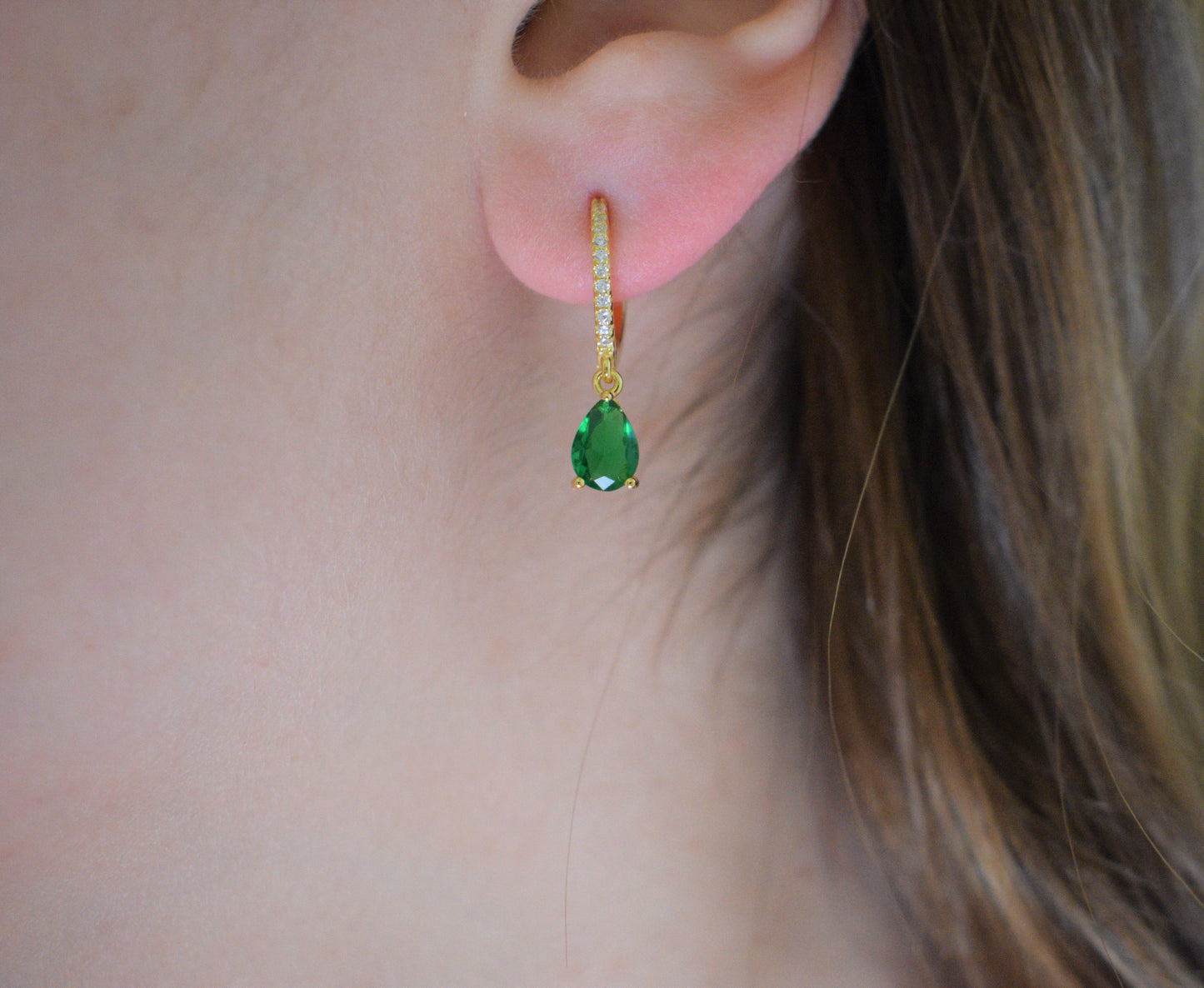 Orecchini zirconati con goccia indossati