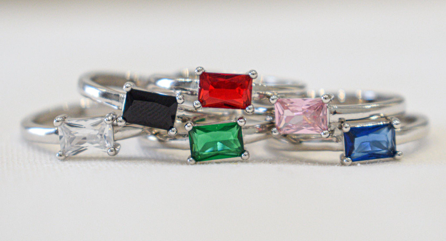 Anello Rectangle in argento 925 con zircone colorato rettangolare.