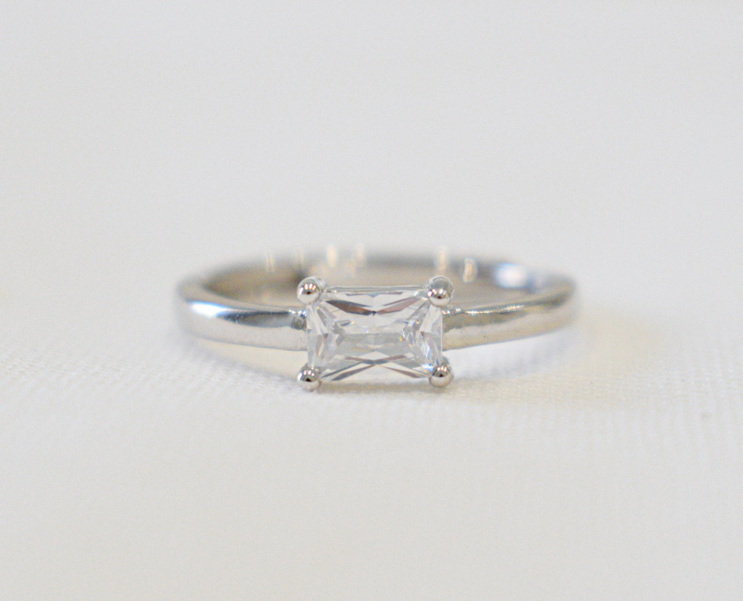 Anello Rectangle con zircone bianco.
