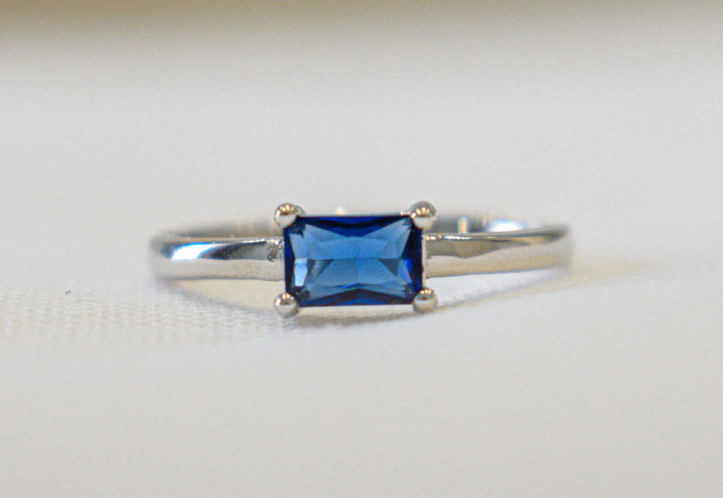 Anello Rectangle con zircone blu.