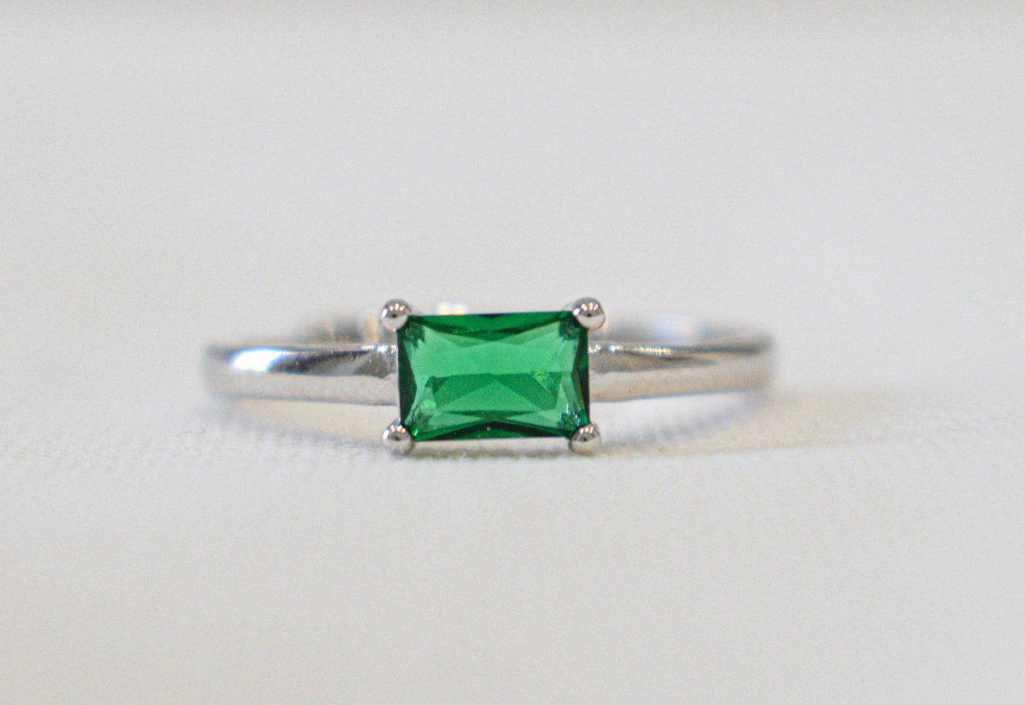 Anello Rectangle con zircone verde.