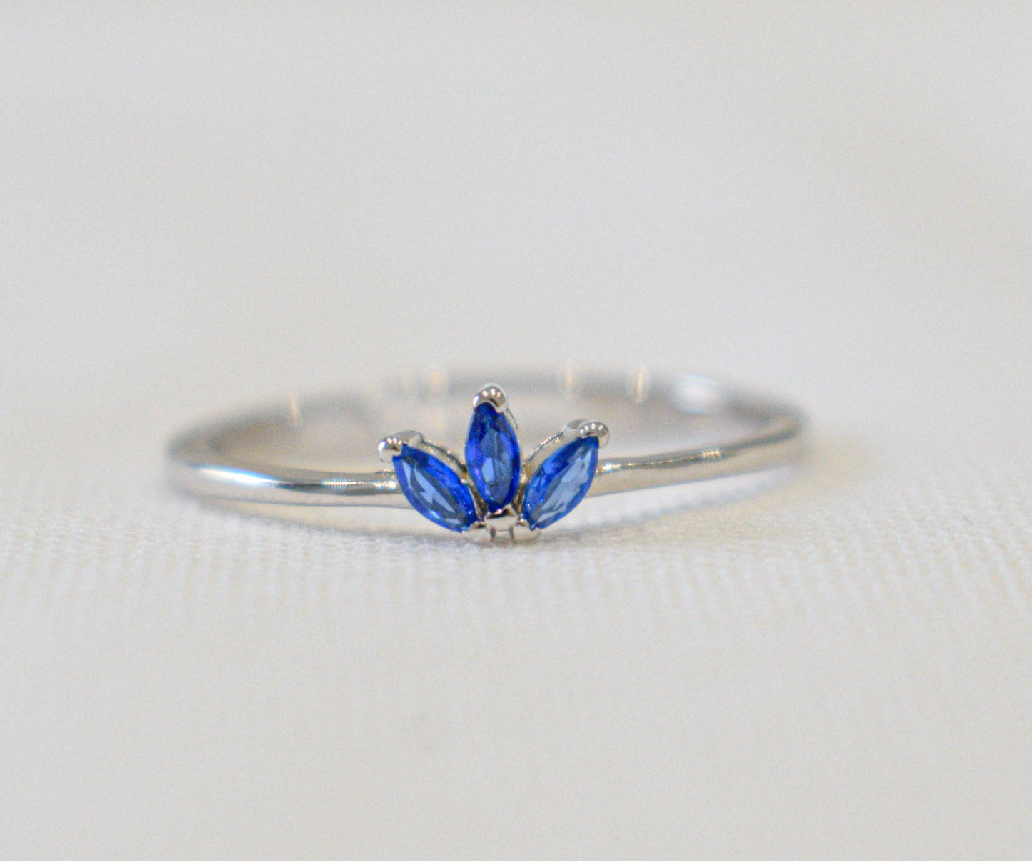 Anello Spiga con zirconi blu.