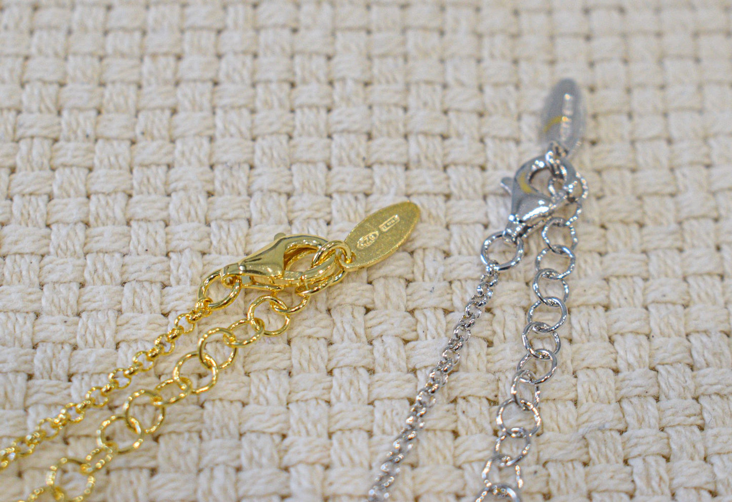 Chiusura con moschettone.