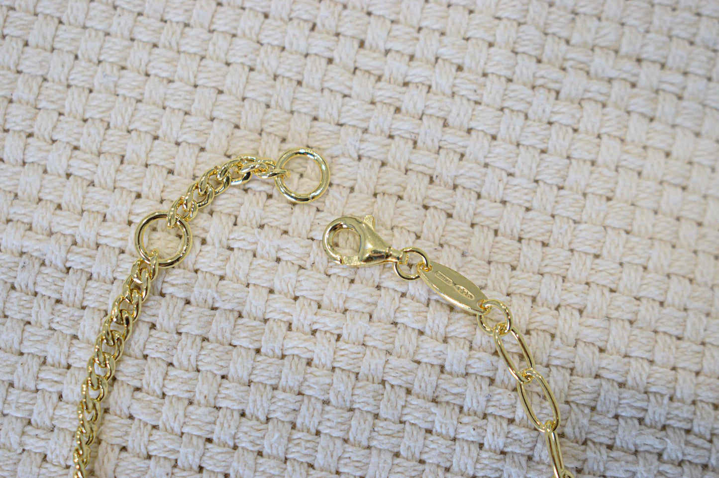 Chiusura con moschettone.