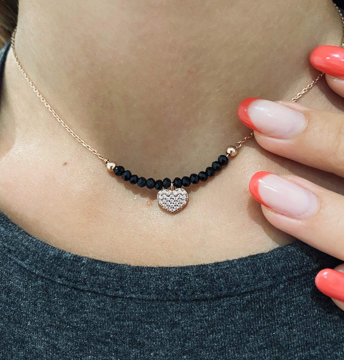 Collana con Cuoricino rosé e zirconi indossata
