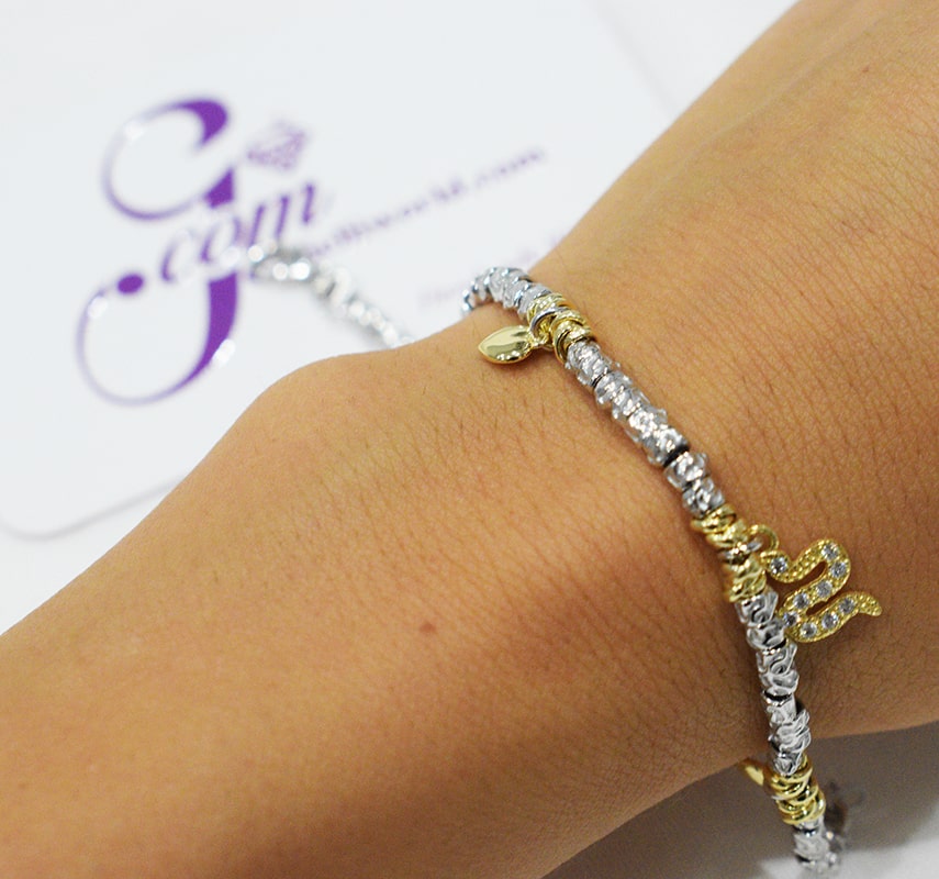 Bracciale Snake indossato in argento 925 con ciondoli serpente e cuoricini.