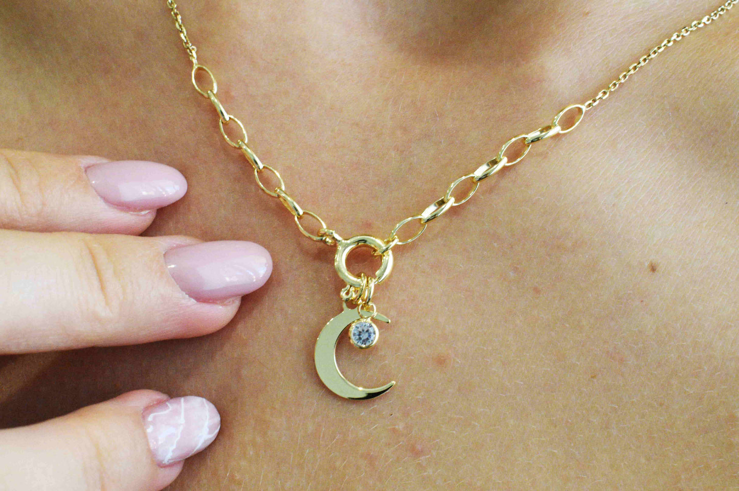 Collana Luna indossata placcata oro con Punto luce in zirconi.