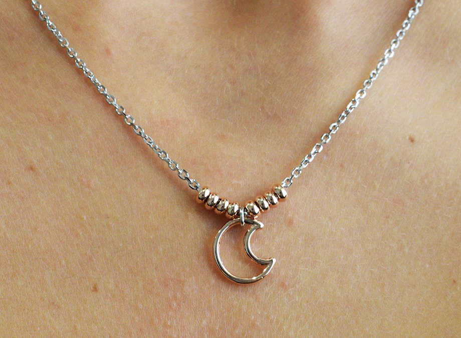 Collana Luna indossata con pallini rosé in argento 925.