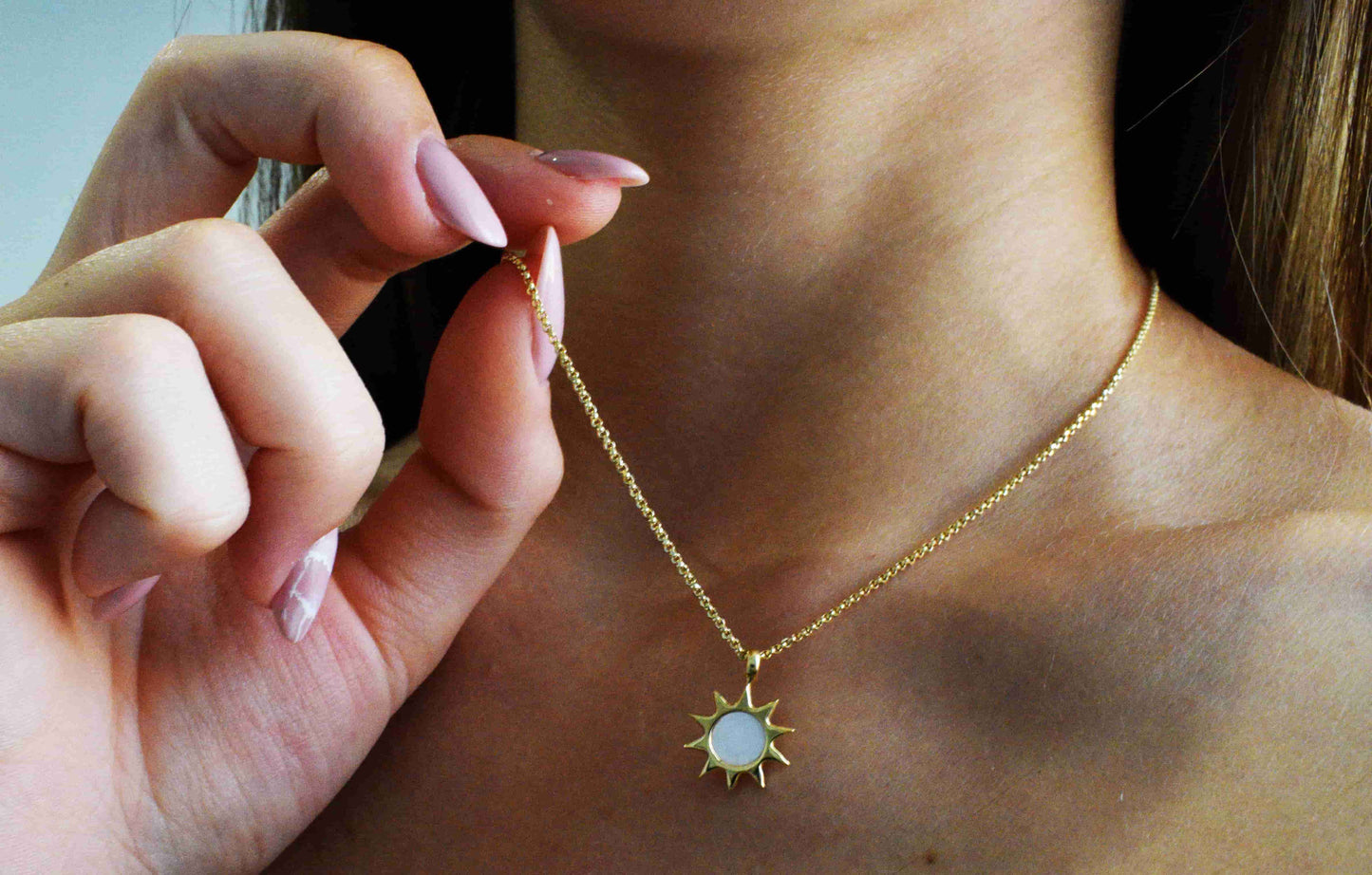 Collana Sole perlato indossata in argento 925 placcata oro.