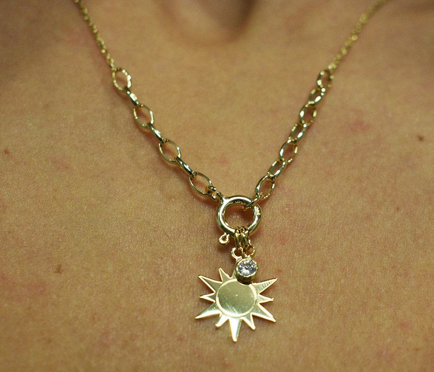 Collana Sole indossata con punto luce di zircone in argento 825 placcata oro.