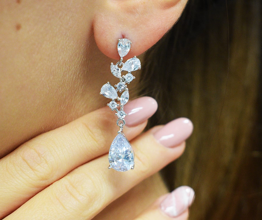 Orecchini Branch in coppia indossati in argento 925 zirconati.