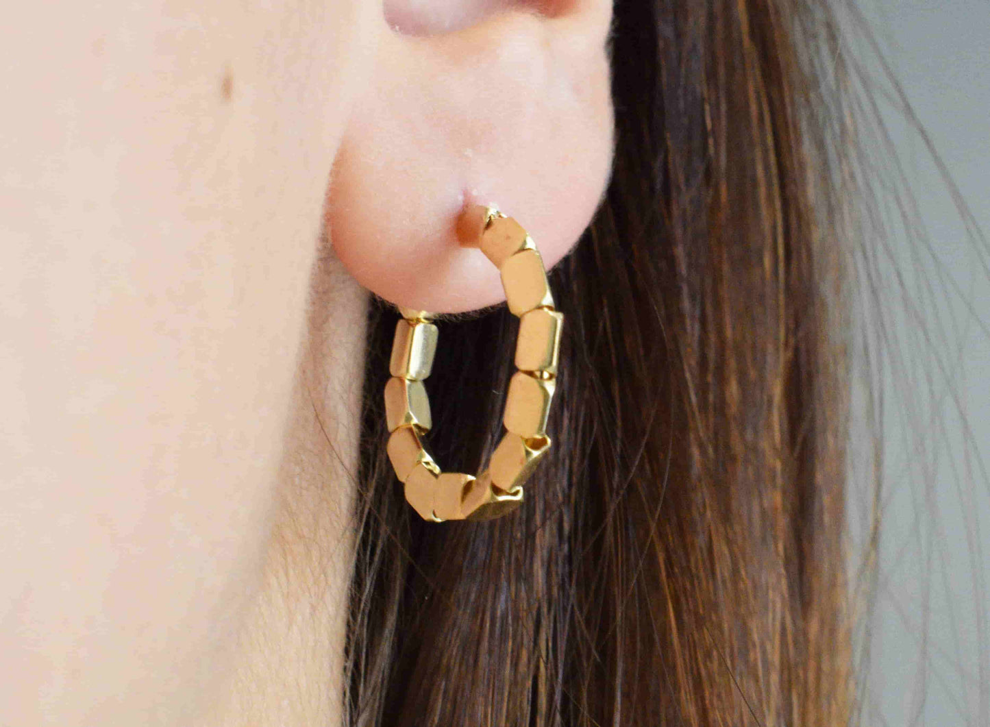 Coppia orecchini movibili indossati in argento 925 colorazione placcato oro.