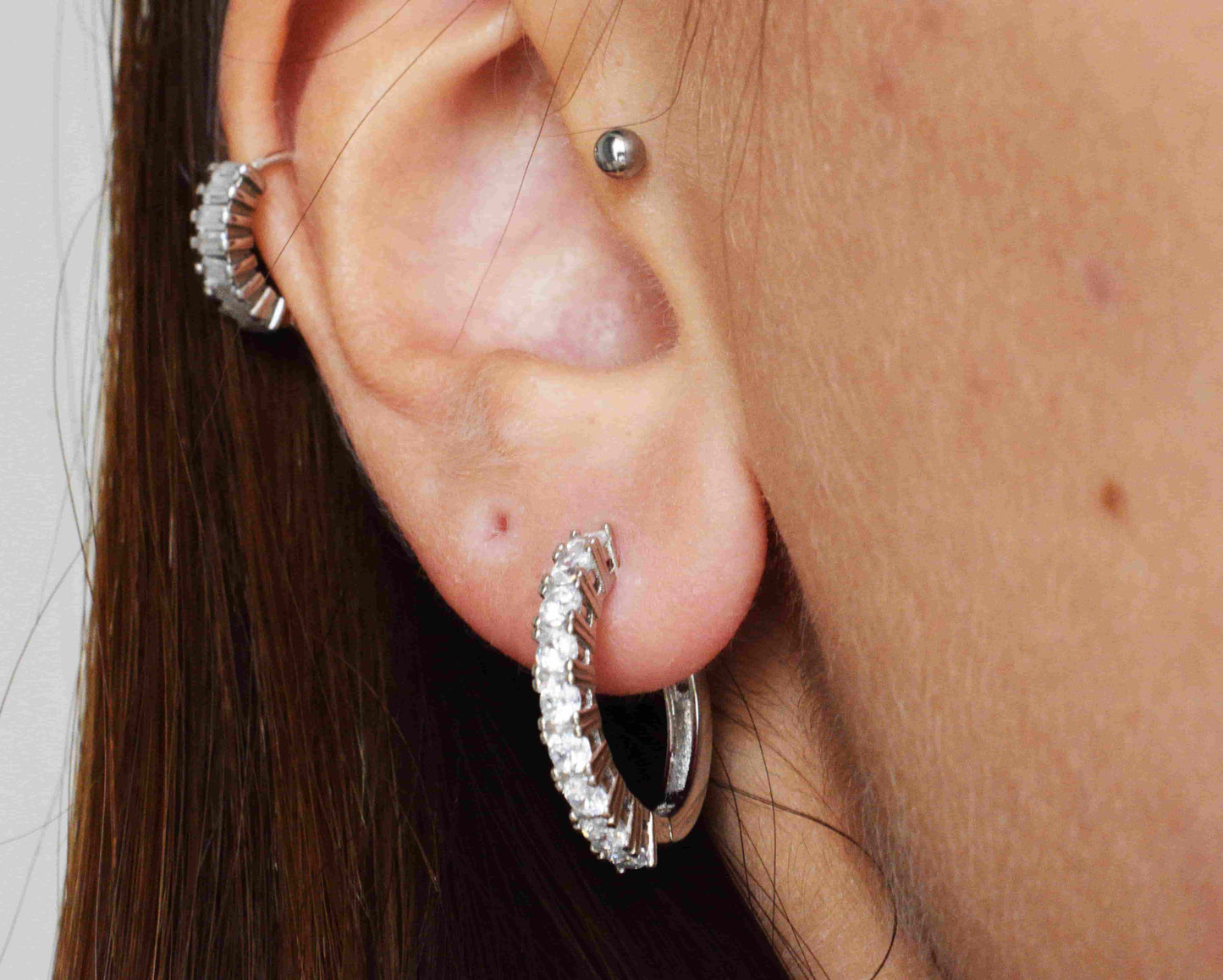 Coppia Orecchini semi zirconati in argento 925 indossati.