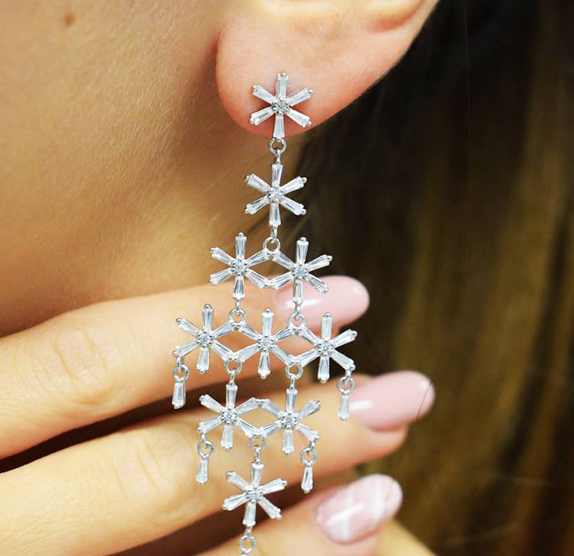 Coppia orecchini Chandelier indossati in argento 925 con zirconi.