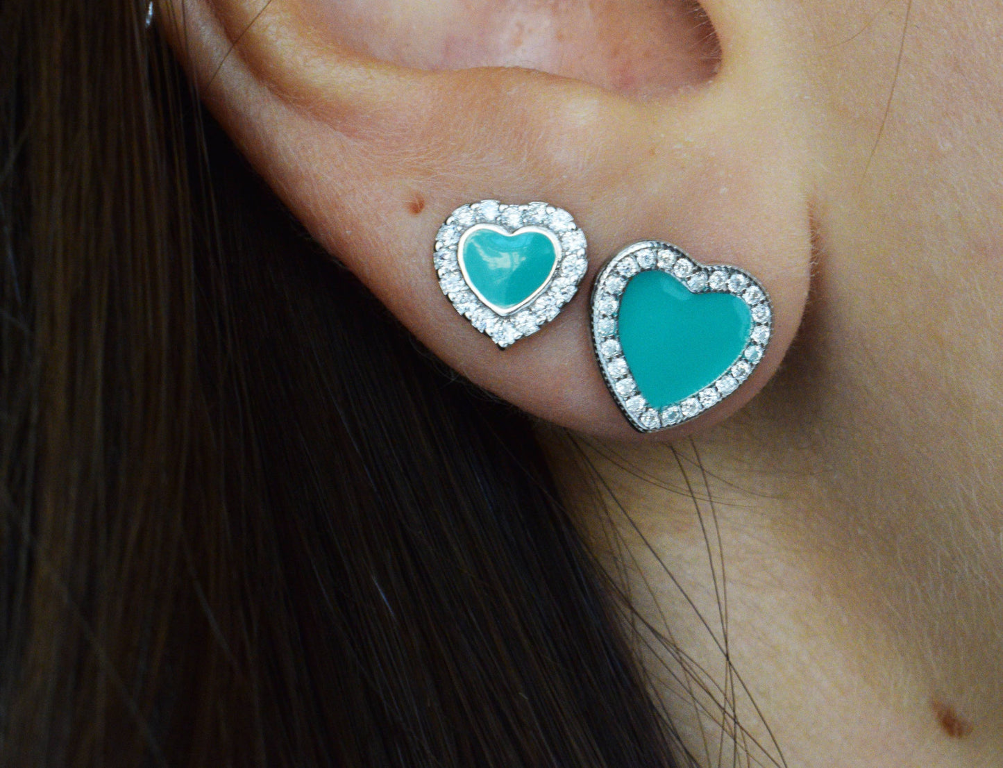 Coppia orecchini cuore grande e piccolo indossati in argento 925 contornato da zirconi e smaltato verde acqua.
