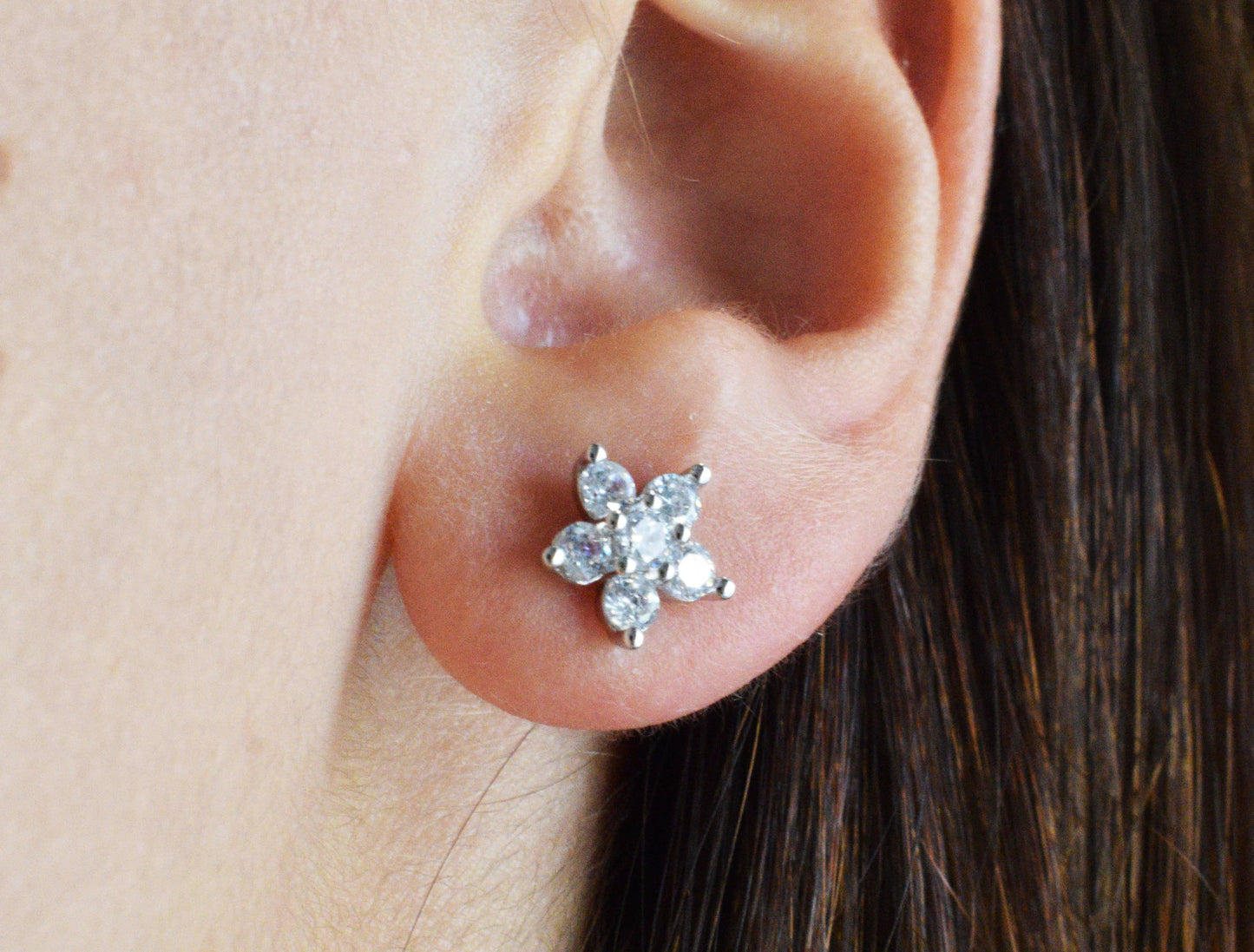 Coppia orecchini fiore indossato, in argento 925 e zirconi.