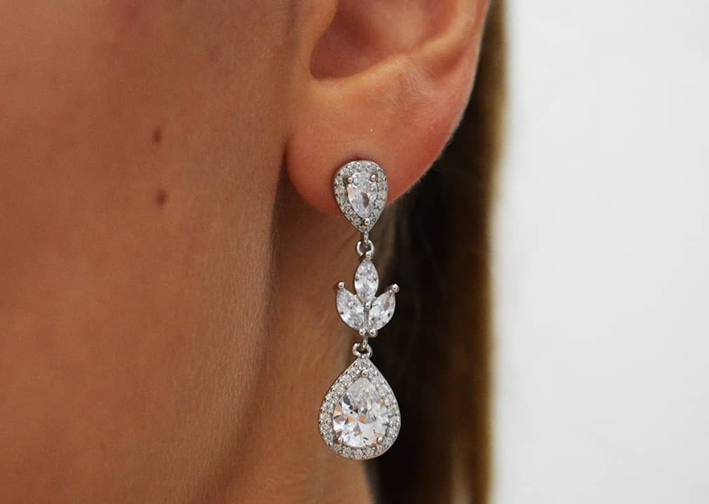 Orecchini Goccia indossati in argento 925 e zirconi grandi incastonati.