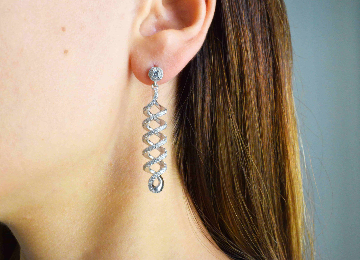 Coppia orecchini spirale in argento 925 e zirconi.