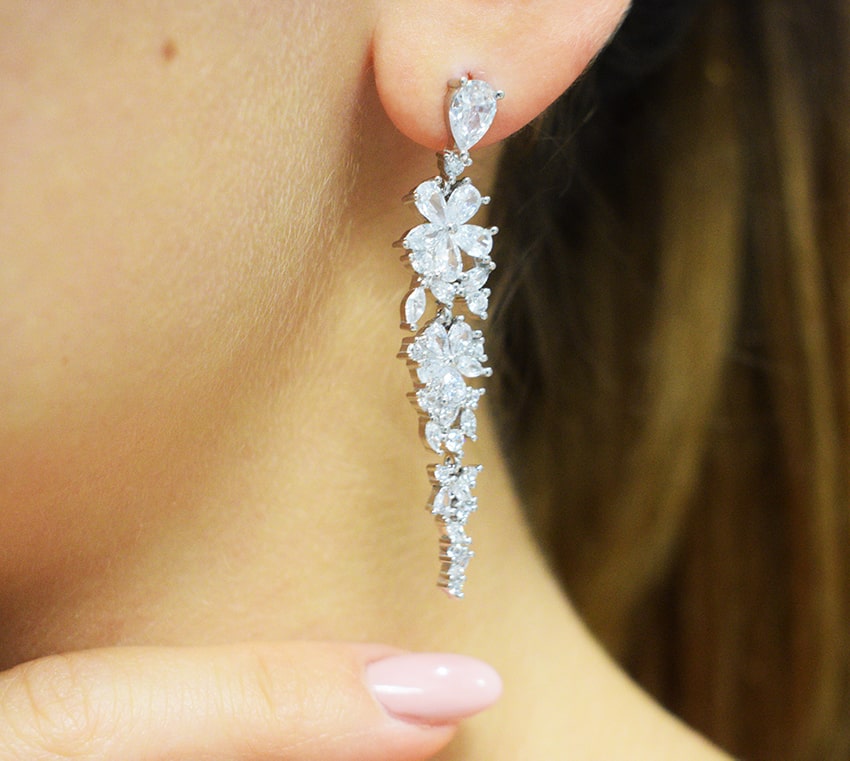 Orecchini Stiff indossati in argento 925 e zirconi.