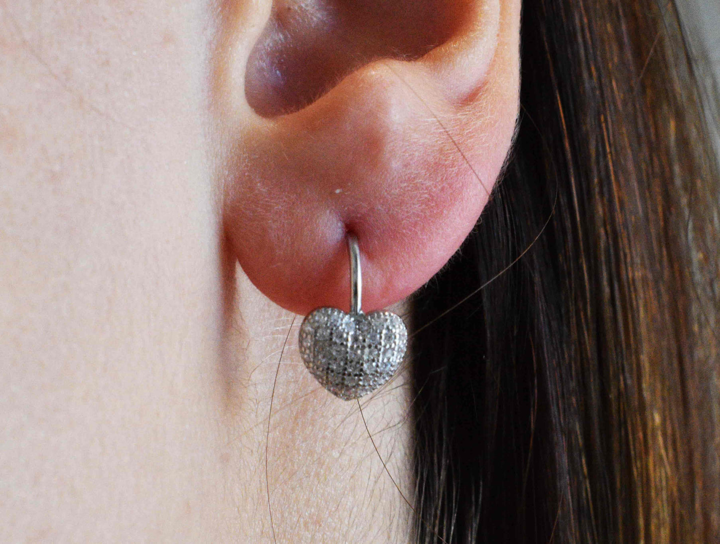 Orecchini cuore indossato in argento 925 e zirconi.