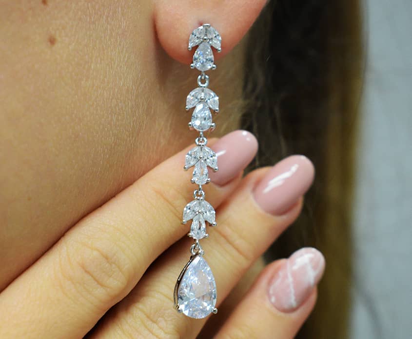 Coppia orecchini Fiery indossati in argento 925 e zirconi.