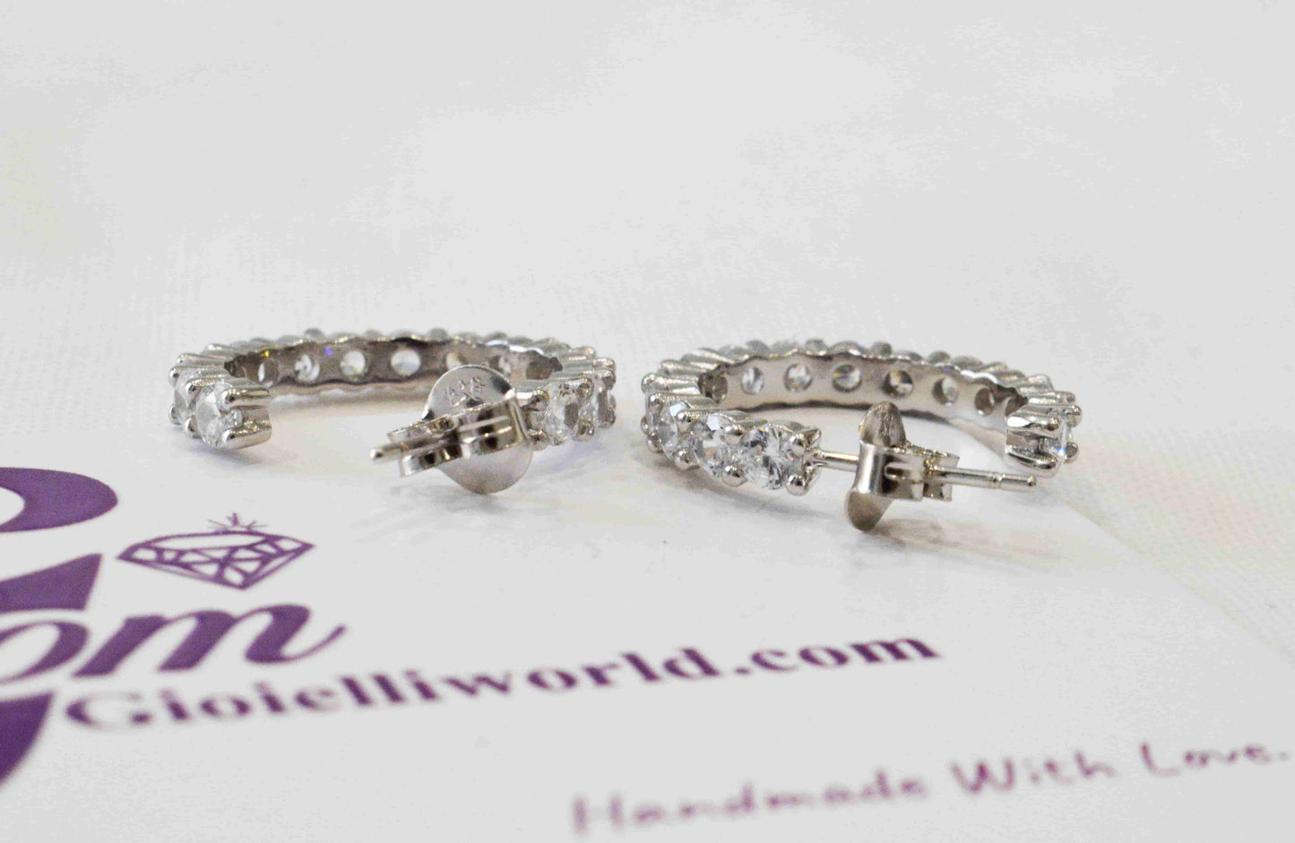 Coppia orecchini cerchietto in argento 925 con zirconi.