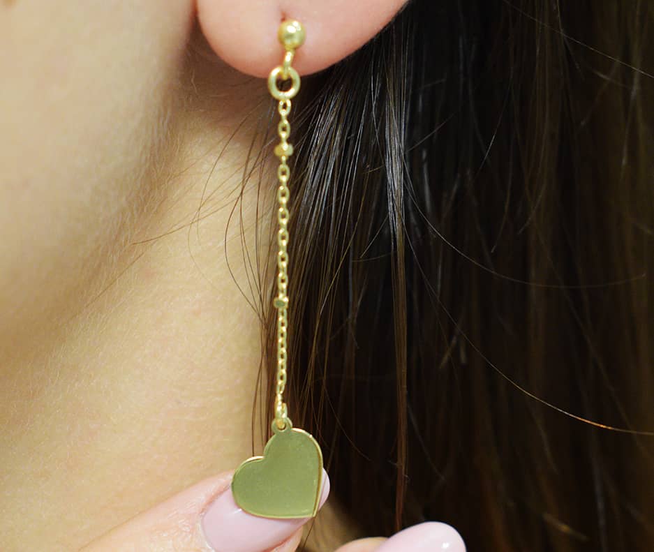 Orecchini Cuore pendente in argento 925 placcato oro indossato.