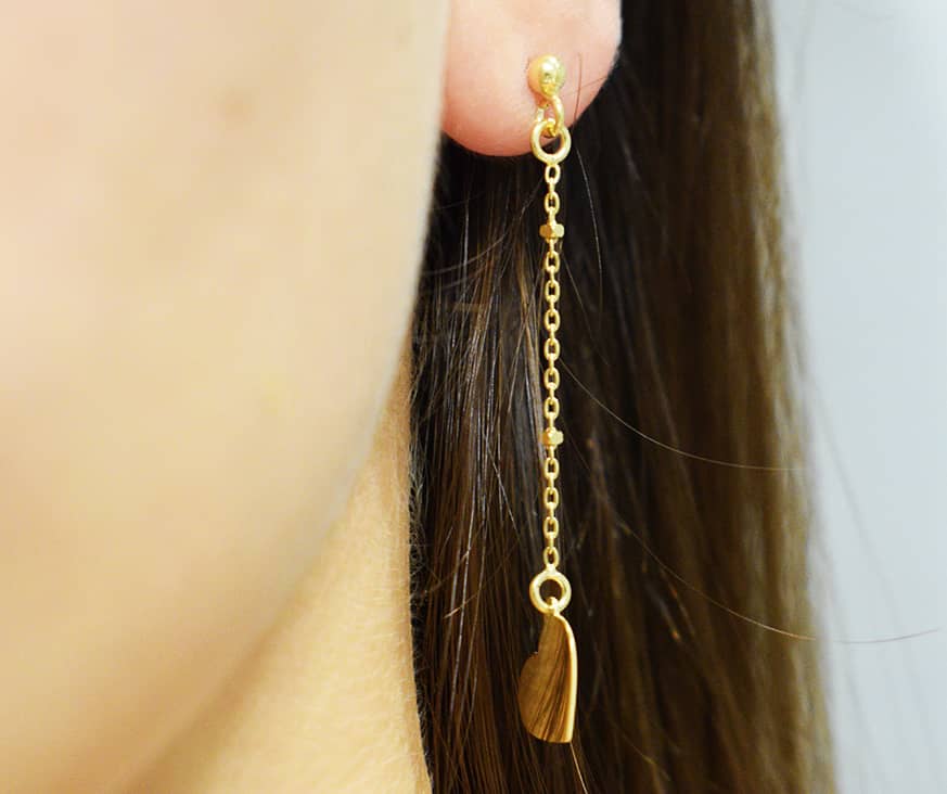 Orecchini Cuore pendente indossato in argento 925 placcato oro.