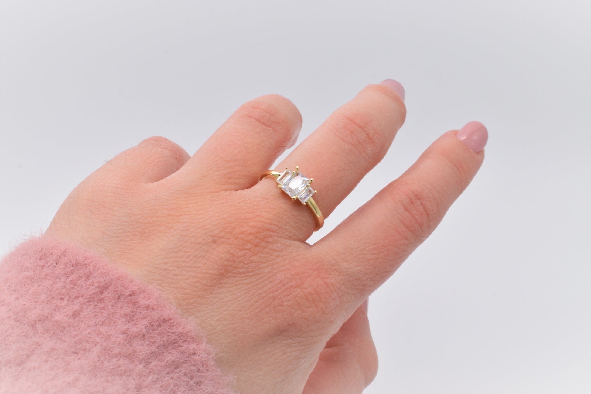 Anello dorato tre zirconi indossato