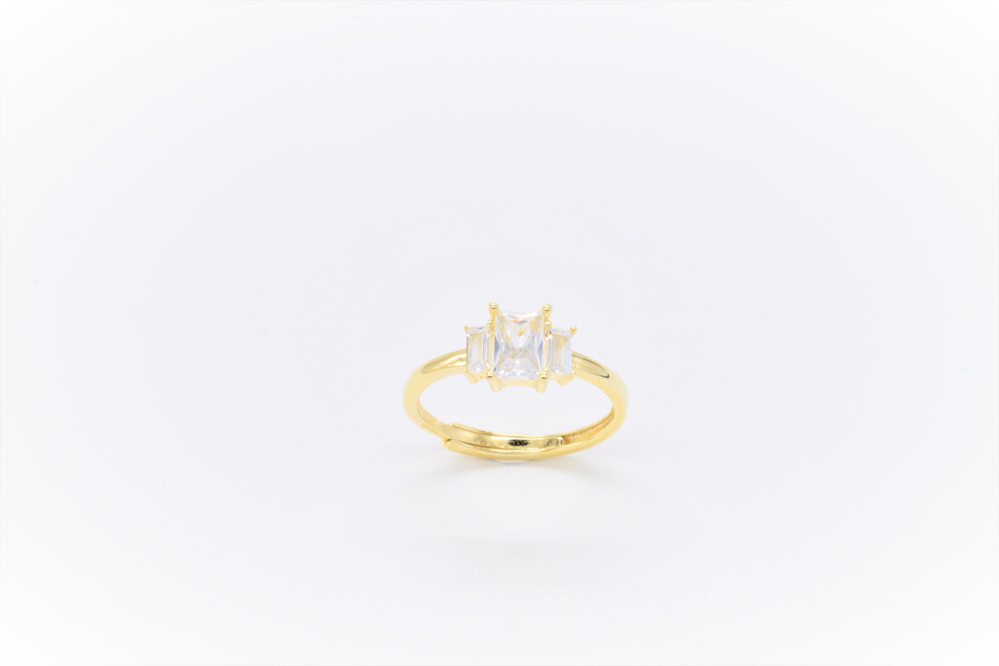 Anello dorato tre zirconi