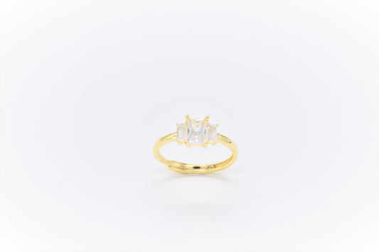 Anello dorato tre zirconi