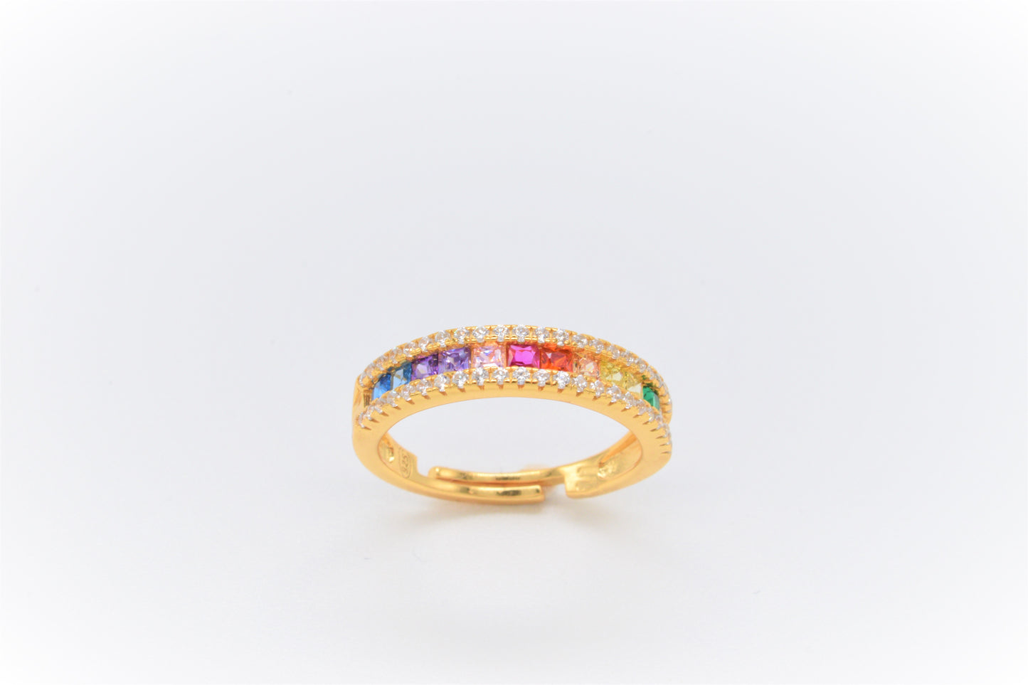 anello fascetta con zirconi primo piano