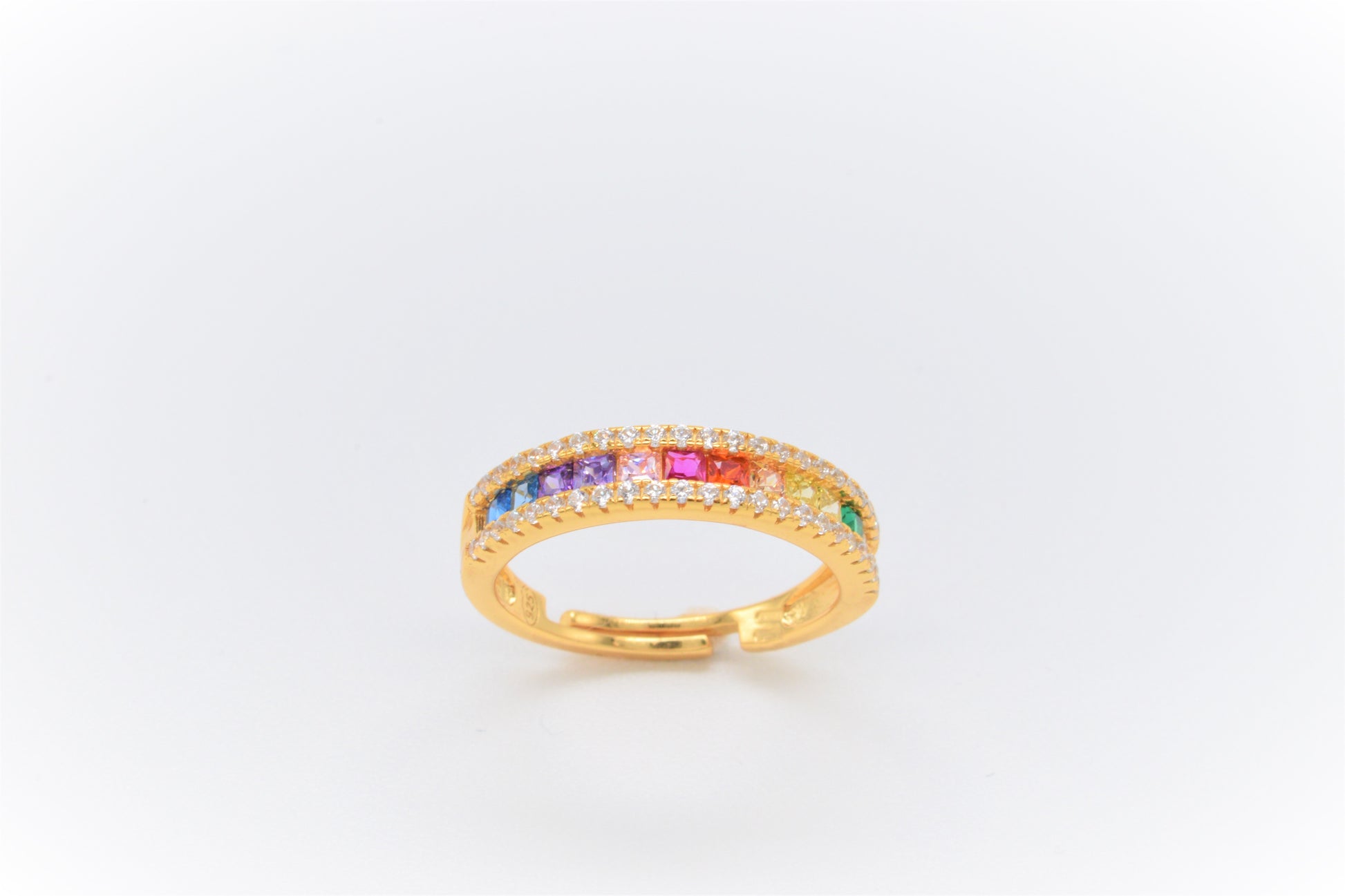 anello fascetta con zirconi primo piano
