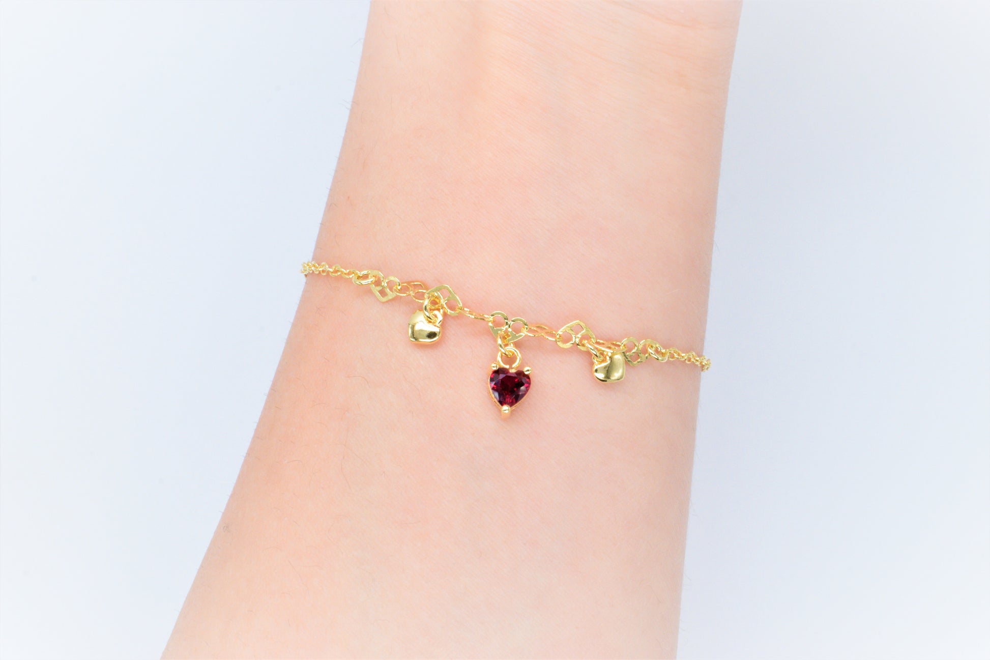 Bracciale MultiCuore rosso indossato