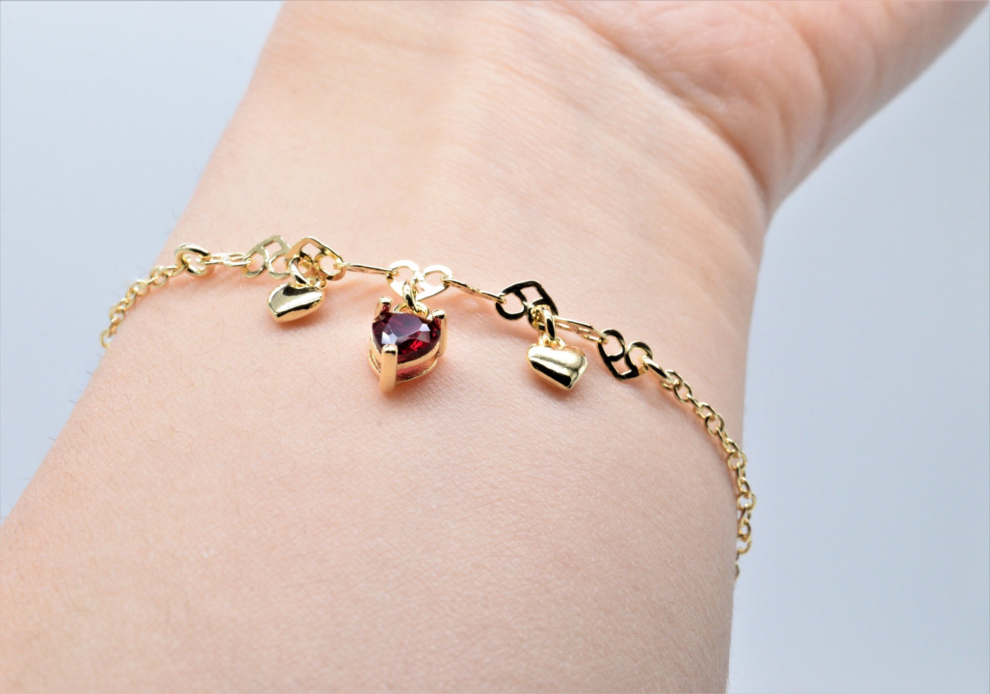 Bracciale MultiCuore rosso indossato