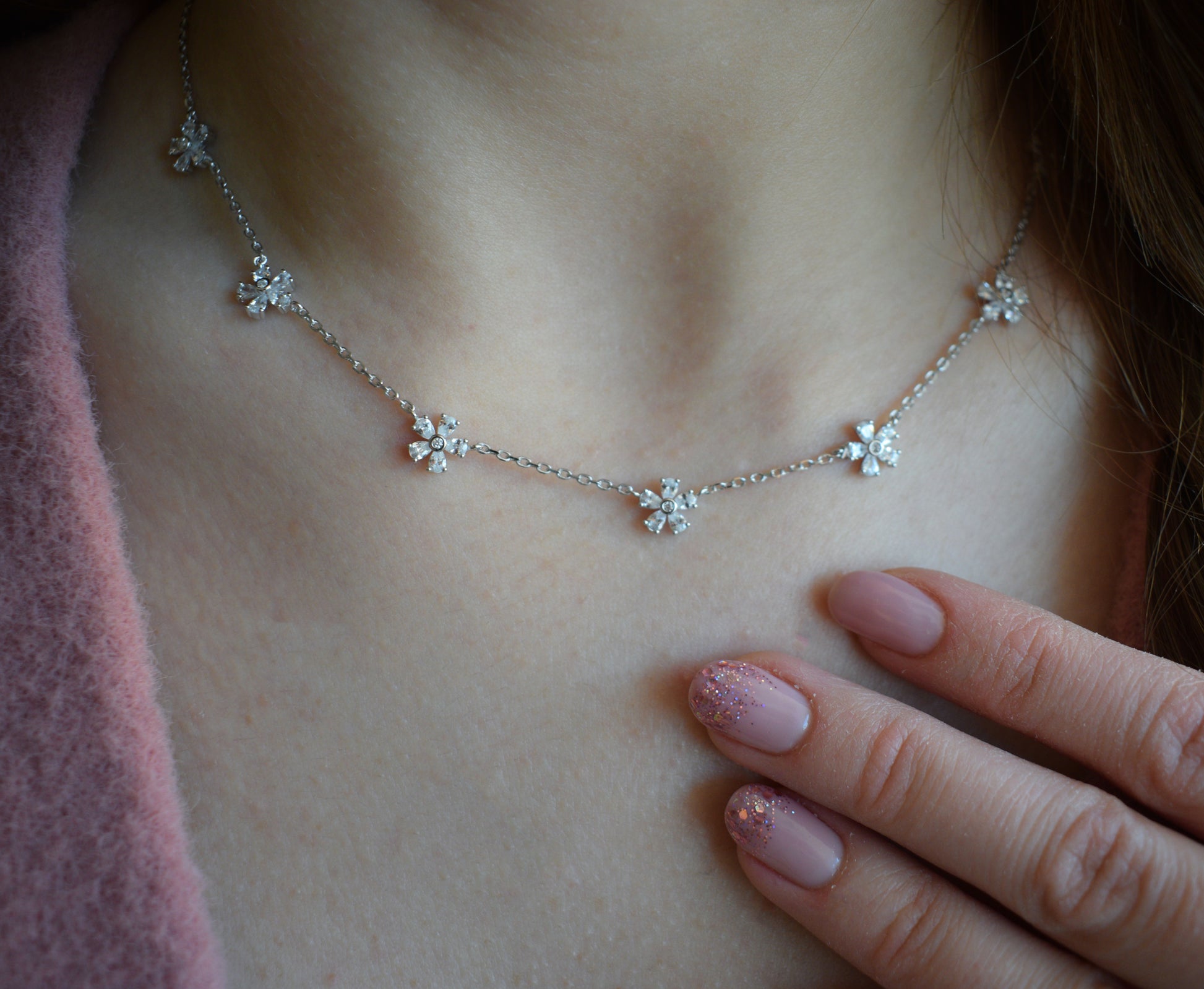 Collana fiorellini bianchi indossata