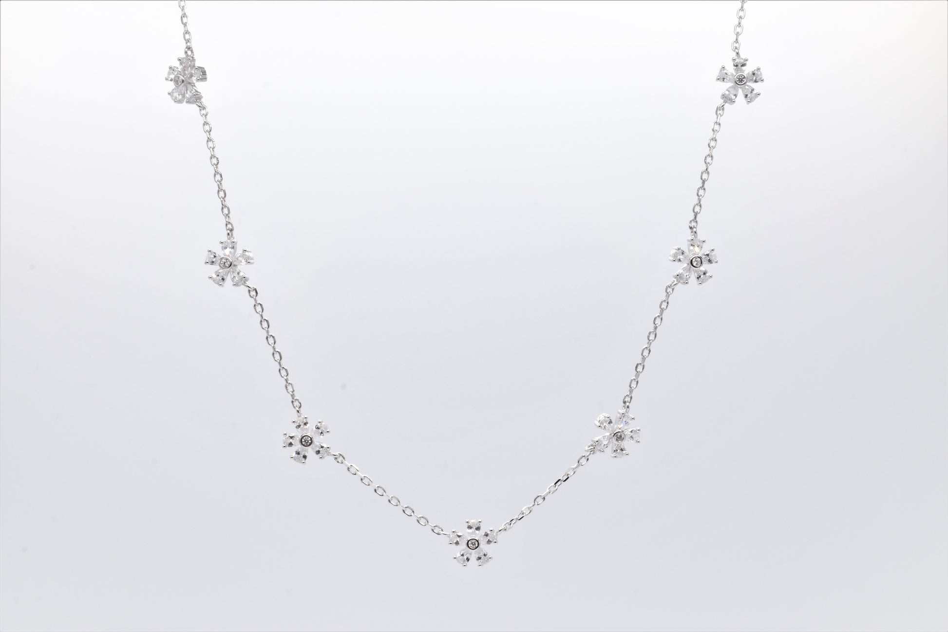 Collana fiorellini bianchi