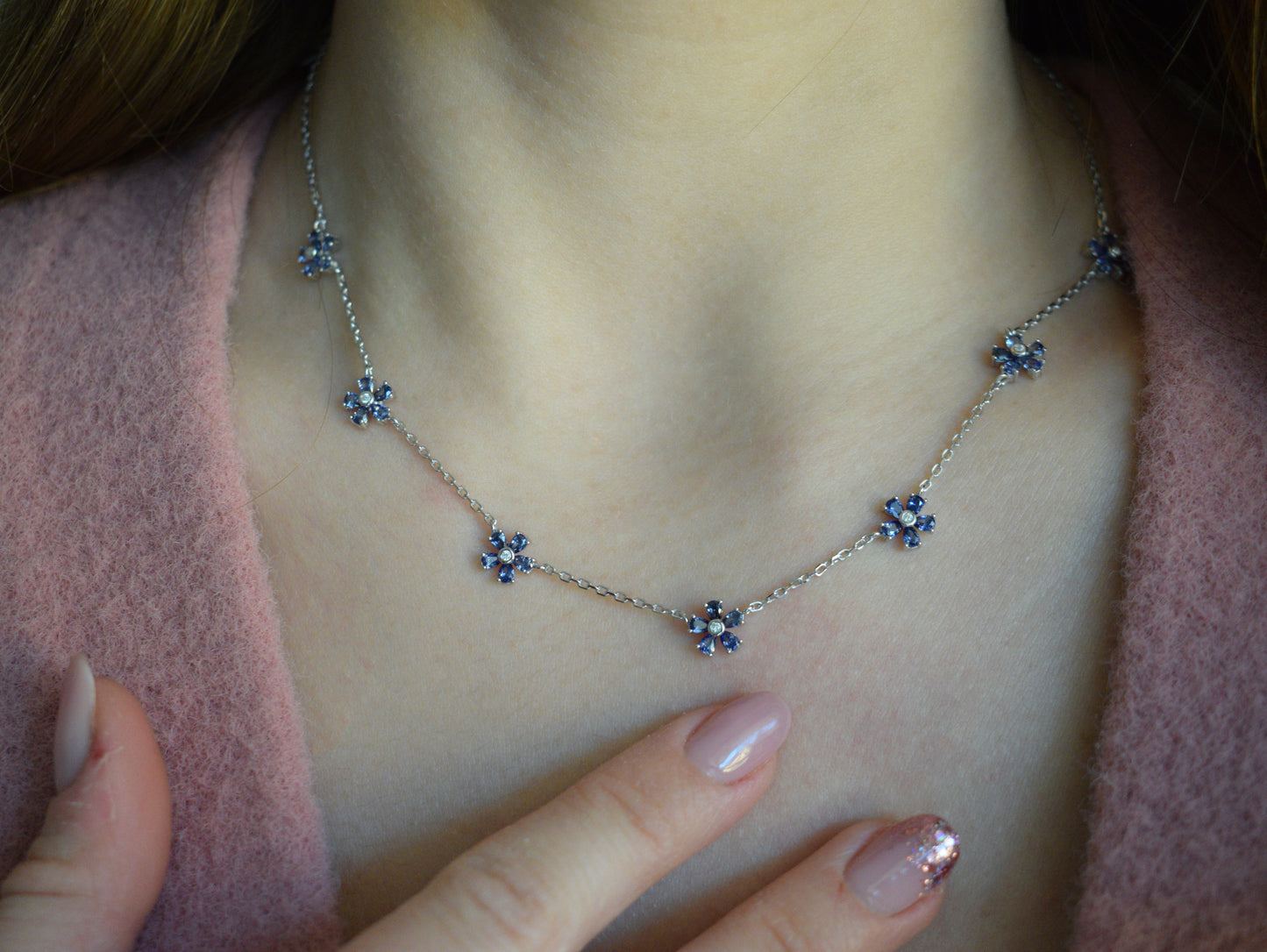 Collana fiorellini blu indossata