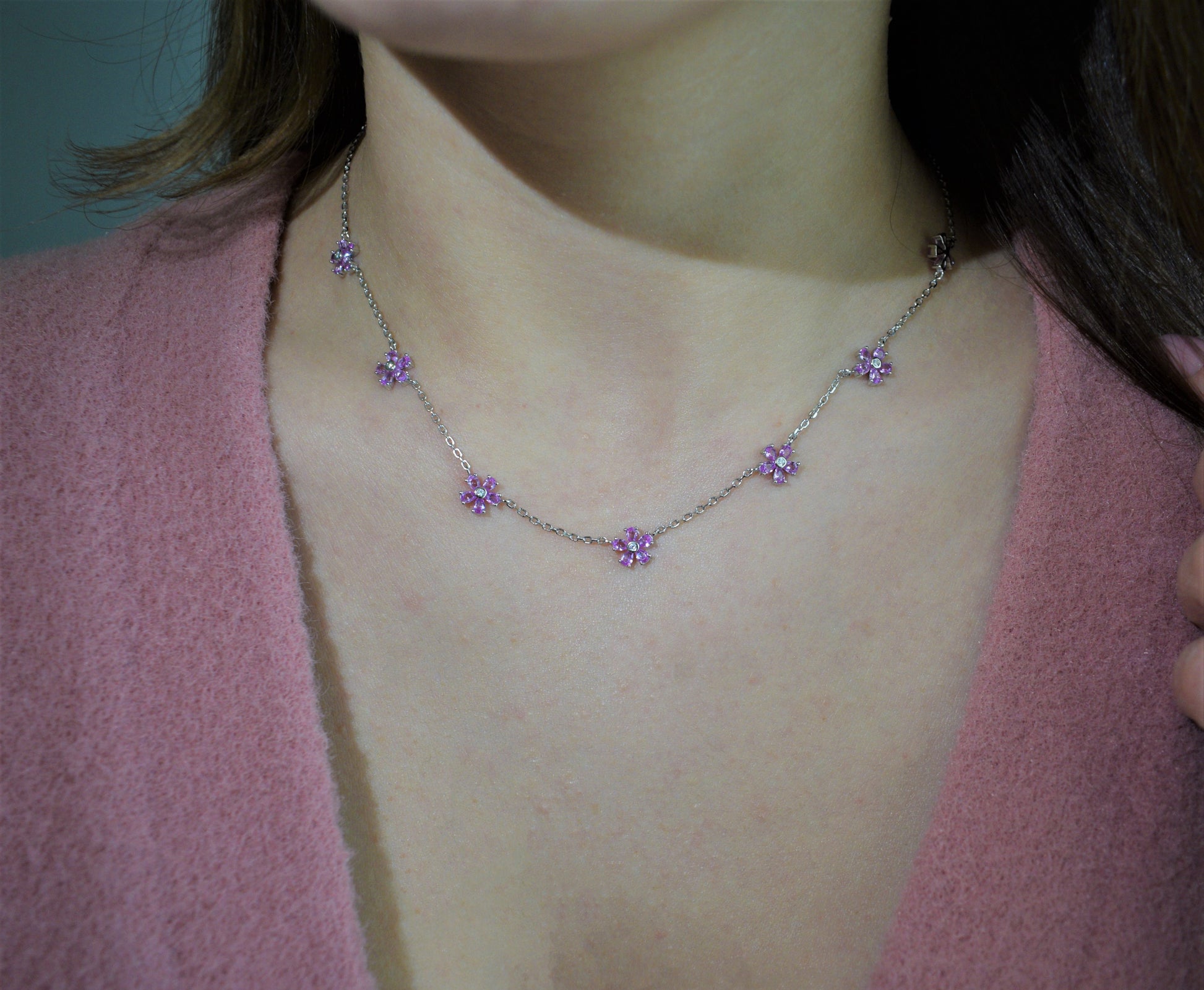 Collana fiorellini rosa indossata