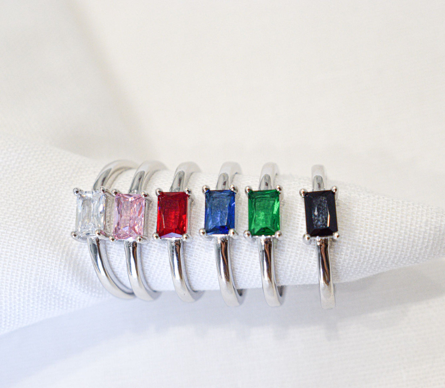 Anello Rectangle in argento 925 con zircone colorato rettangolare.