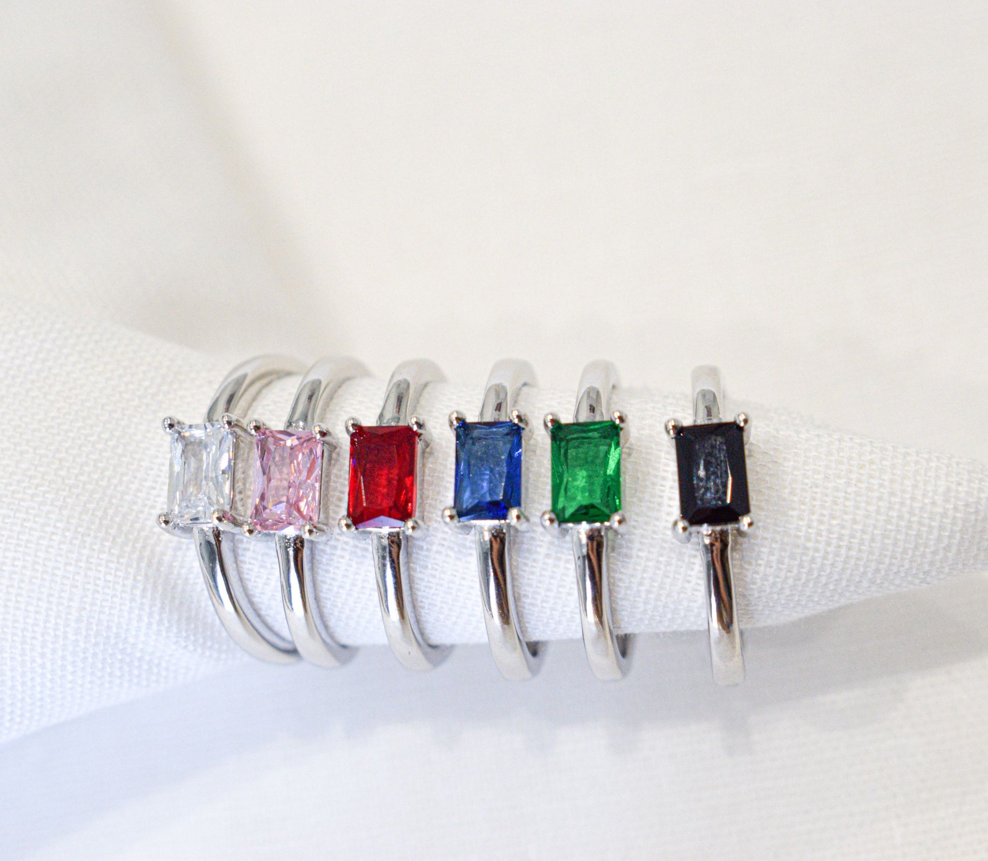 Anello Rectangle in argento 925 con zircone colorato rettangolare.